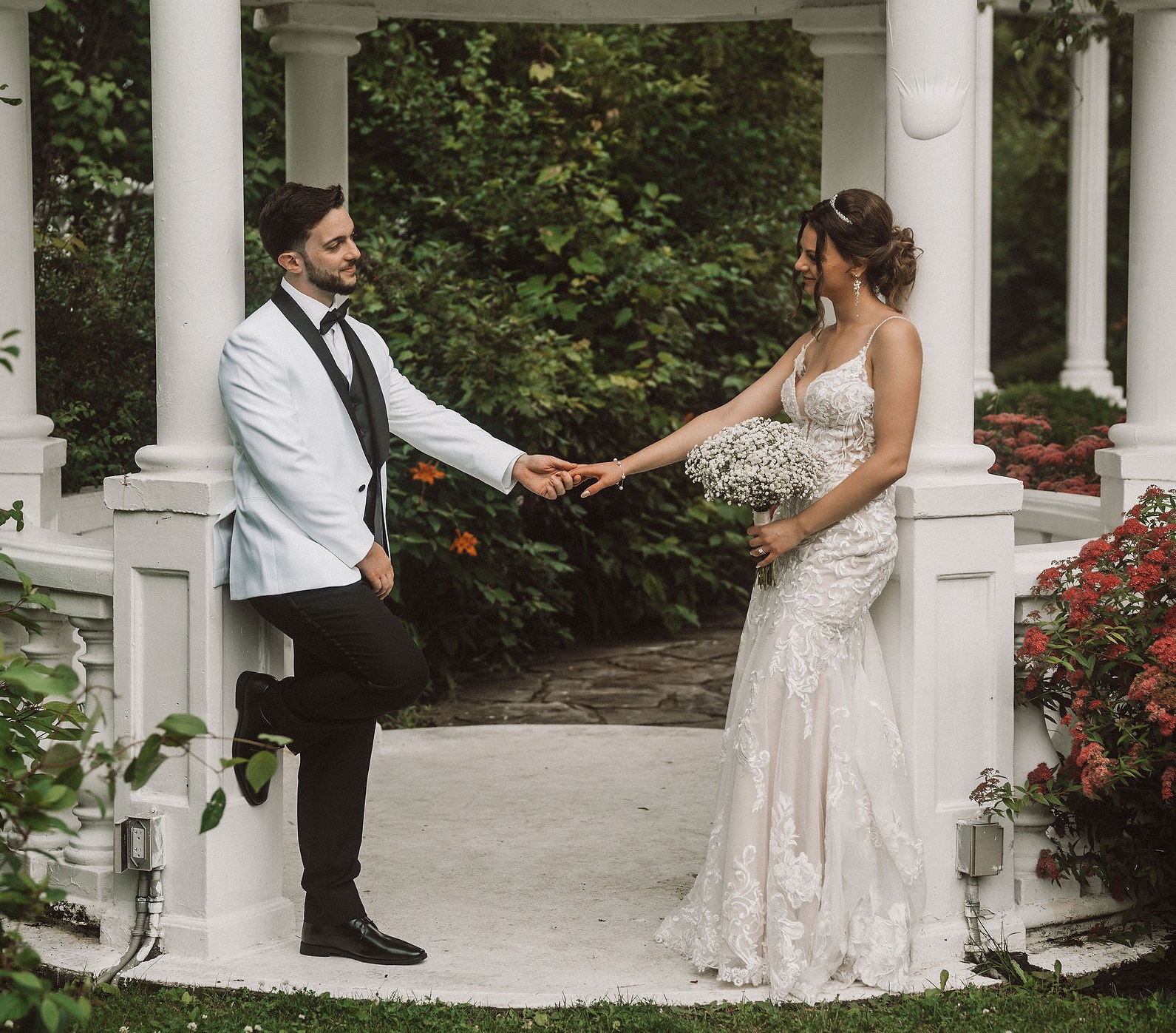 What Are the Most Beautiful Wedding Poses for Couples?