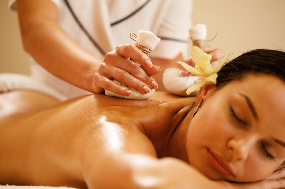 Aromatherapy Massage vs. Swedish Massage: A Complete Guide