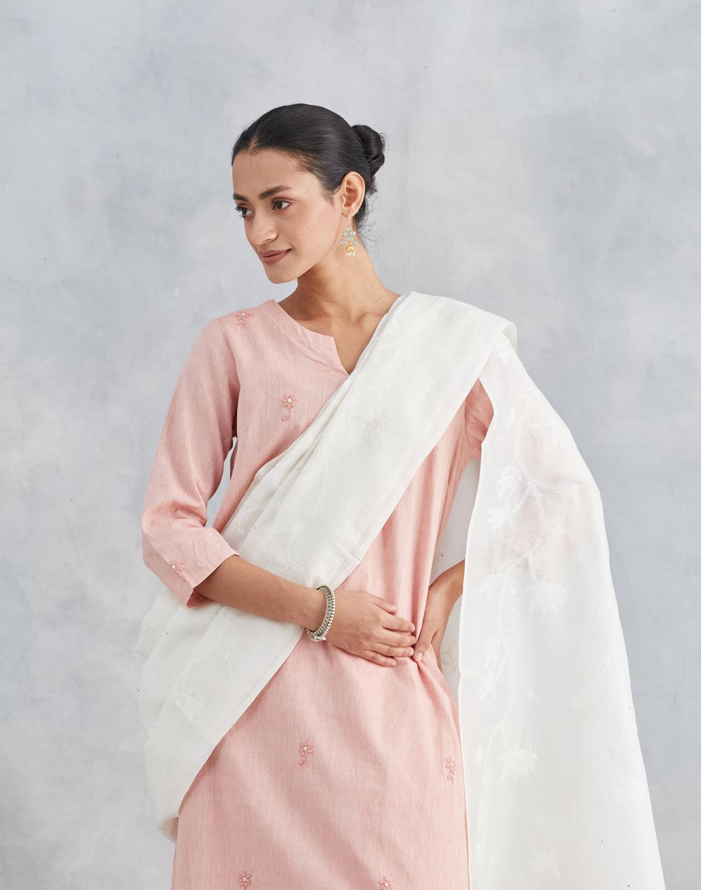 Buy Chikankari Kurti Online for Women: A Fashion Statement Like No Other